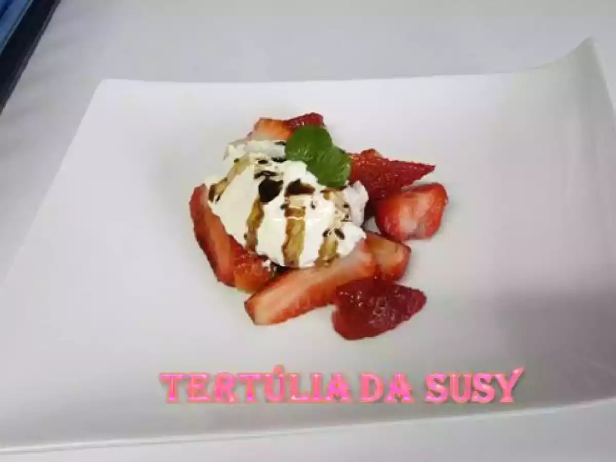 Mousse de Mascarpone com morangos marinados c/ pimenta preta, redução vinagre balsâmico - foto 2