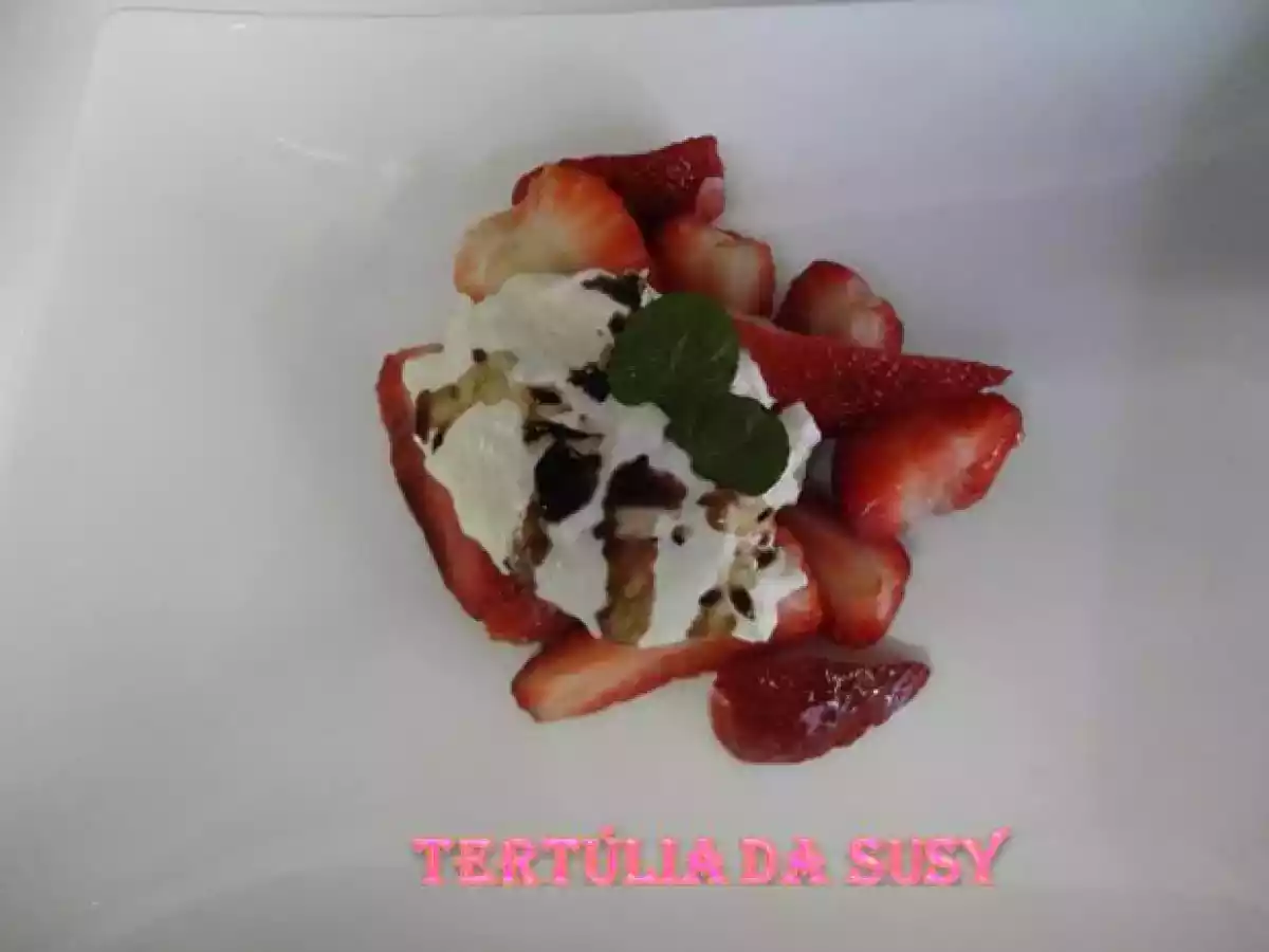 Mousse de Mascarpone com morangos marinados c/ pimenta preta, redução vinagre balsâmico - foto 3
