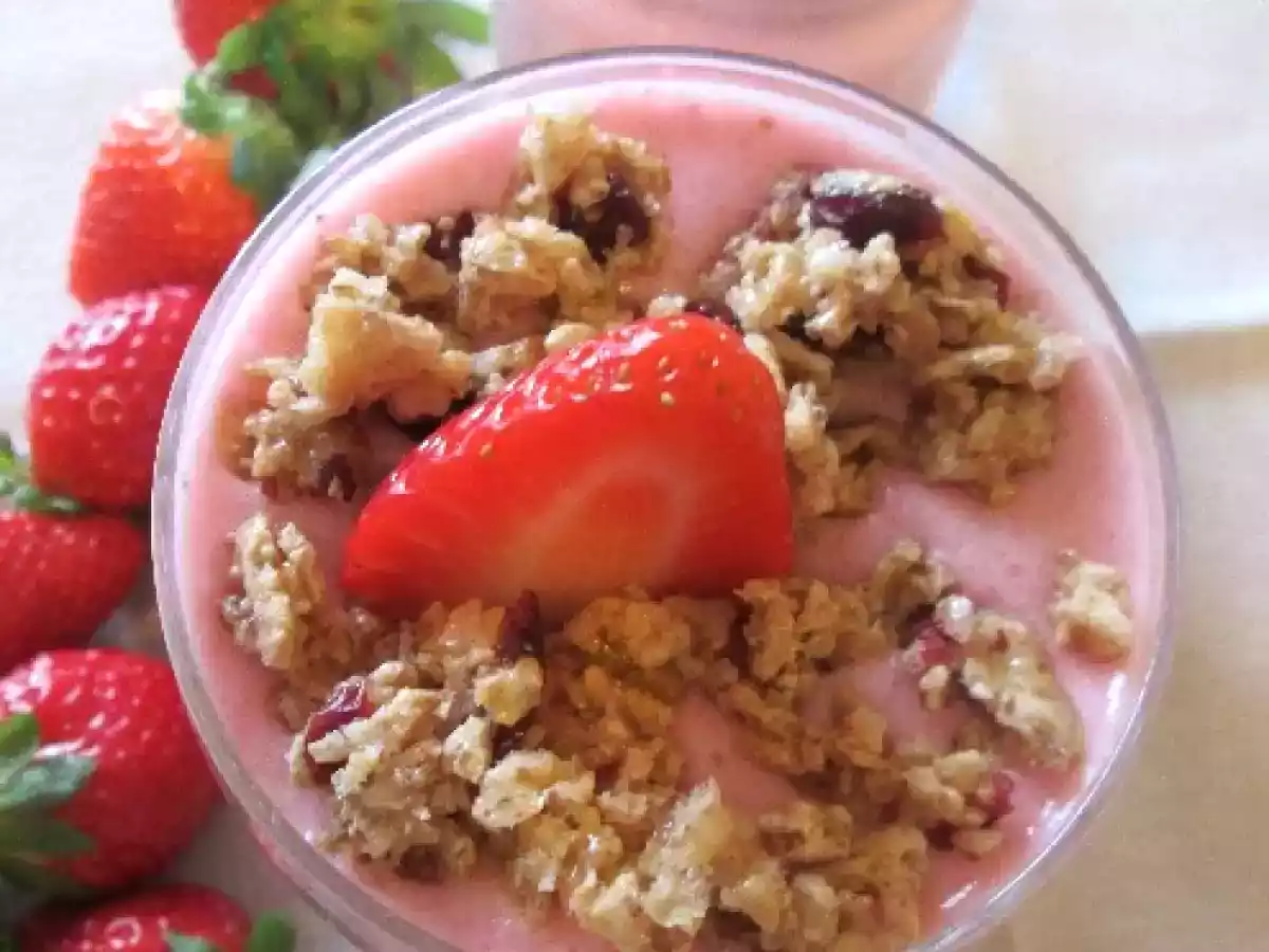 Mousse de Morangos com Crocante de Cereais de Frutos Vermelhos