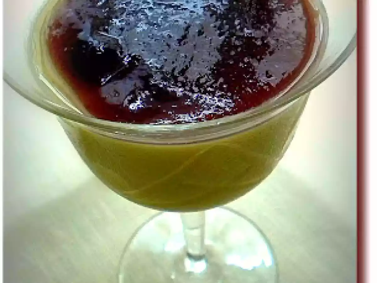 Mousse de pêssegos com Calda de figos e uva