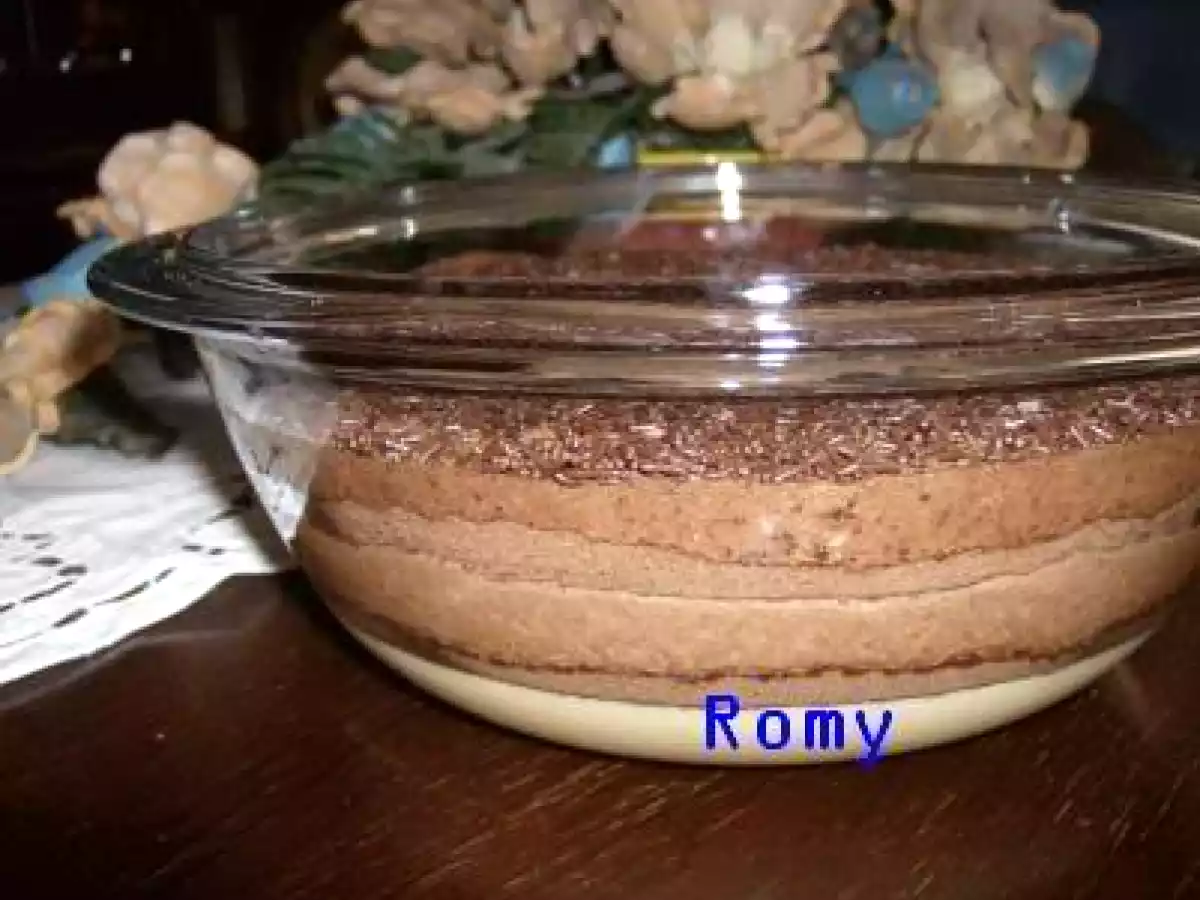 Mousse tricolor com bolacha de chocolate ralada