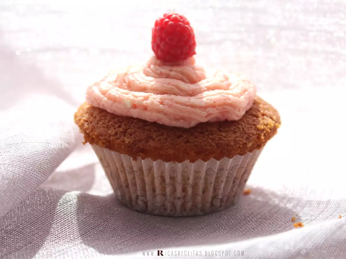 Muffin de baunilha com creme de framboesa