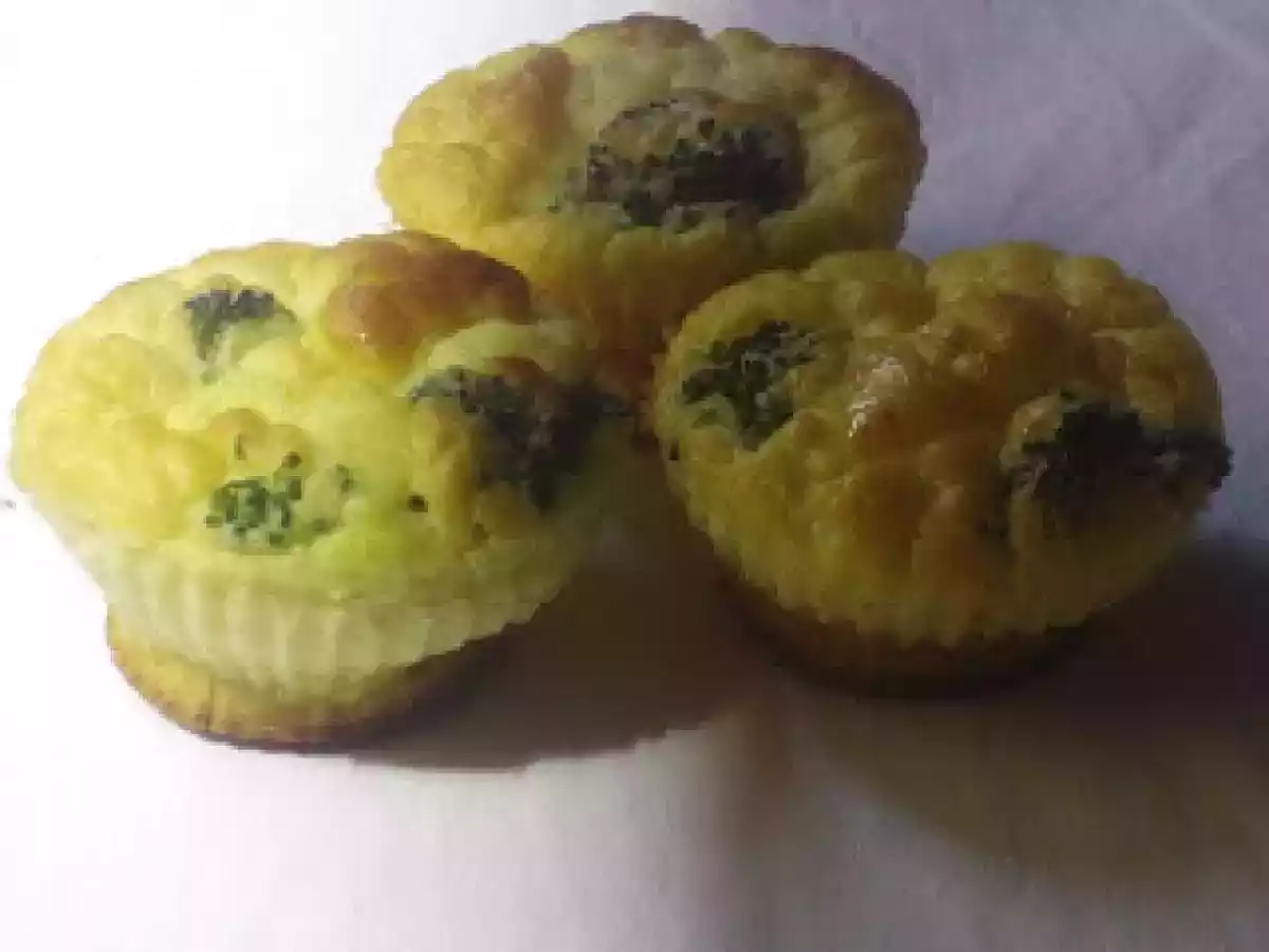 Muffins de provolone com brócolis