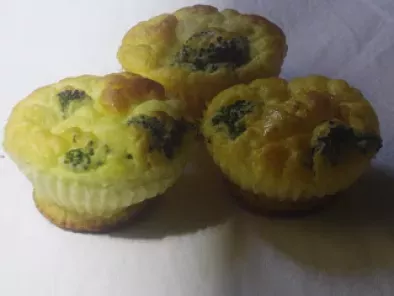 Muffins de provolone com brócolis