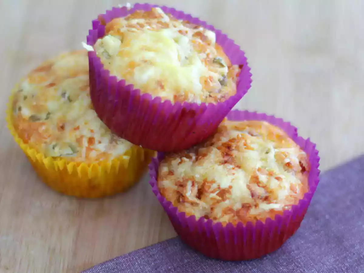 Muffins de queijo, fiambre e azeitonas