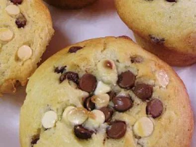 Muffins Rápidos de Baunilha com Gotas de Chocolate ou Passas