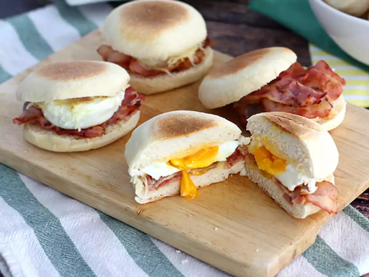 Muffins recheados com ovos e bacon