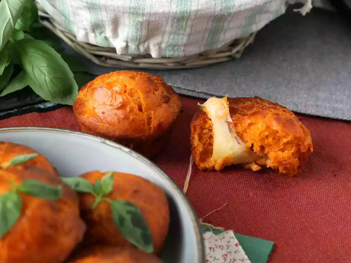Muffins salgados, sabor tomate e mussarela - foto 2