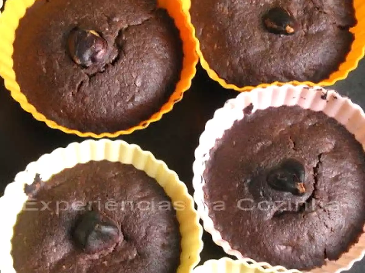 Muffins vegan de alfarroba com pera e mel
