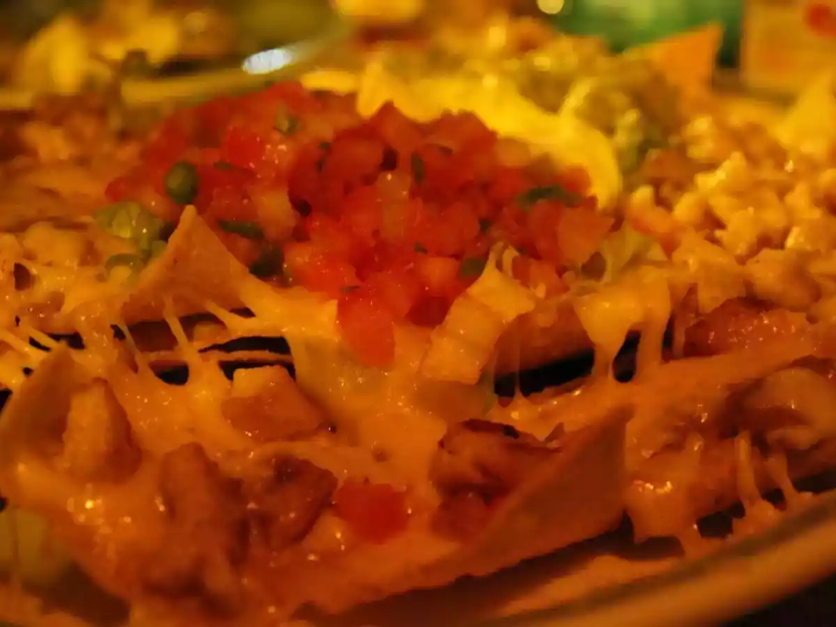 Nachos de queijo com frango ou carne moída