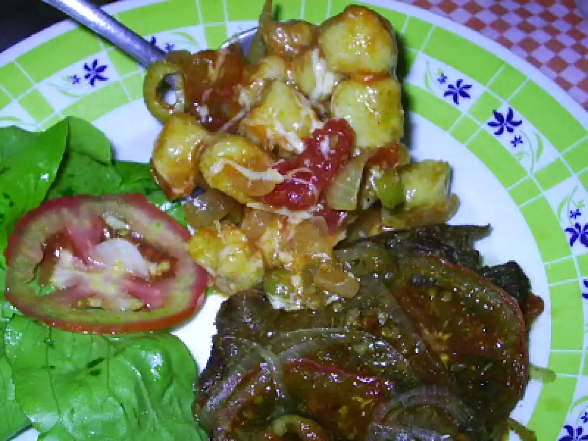 Nhoque de mandioquinha com bife de panela