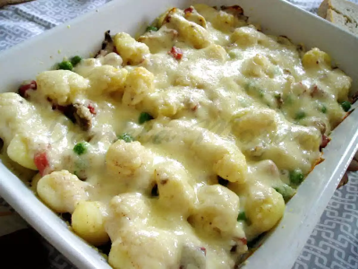 Nhoque gratinado com bacon e ervilhas