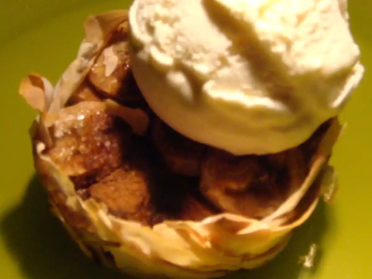 Ninho de massa filo com recheio de banana e canela