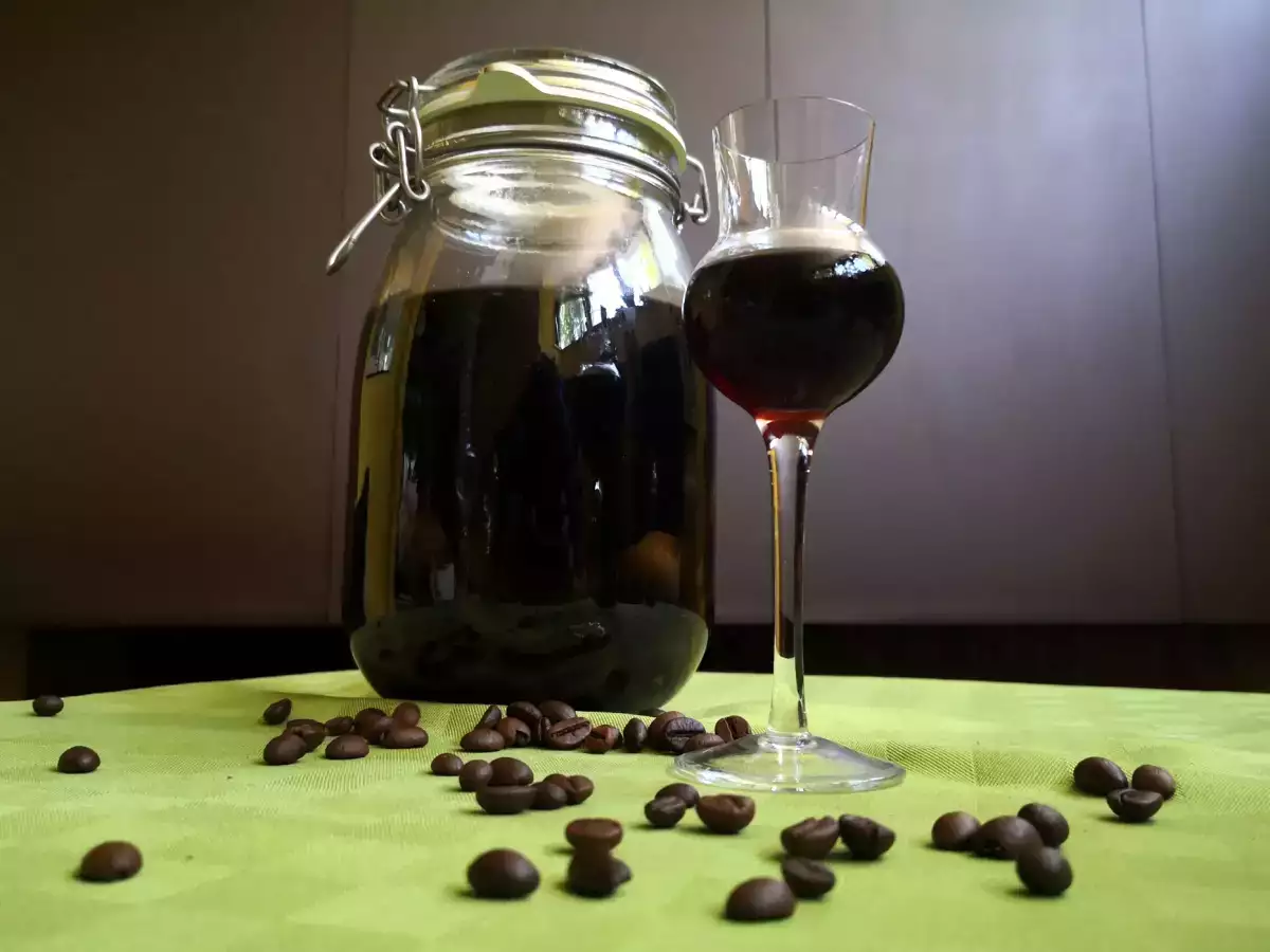 Nocino: licor italiano tradicional à base de nozes
