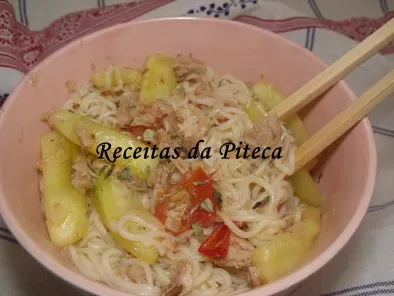 Noodles com atum e legumes
