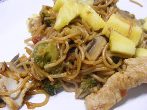 Noodles com peru, ananás e legumes chineses - Receita Petitchef