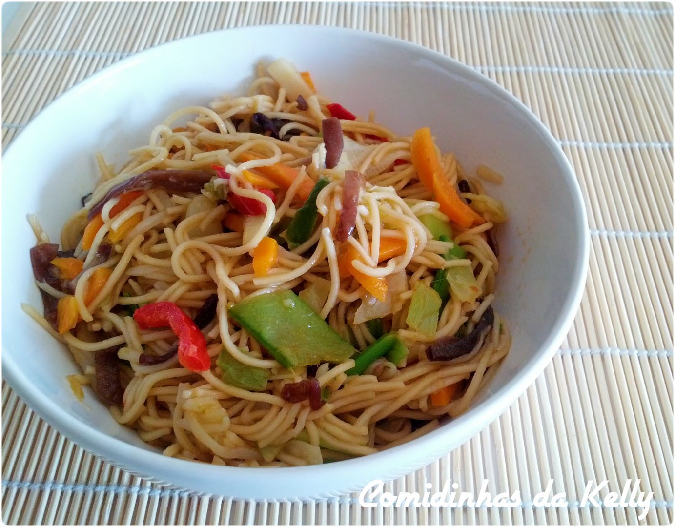 Noodles com peru, ananás e legumes chineses - Receita Petitchef