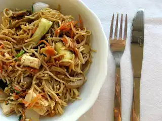 Noodles com vegetais e tofu