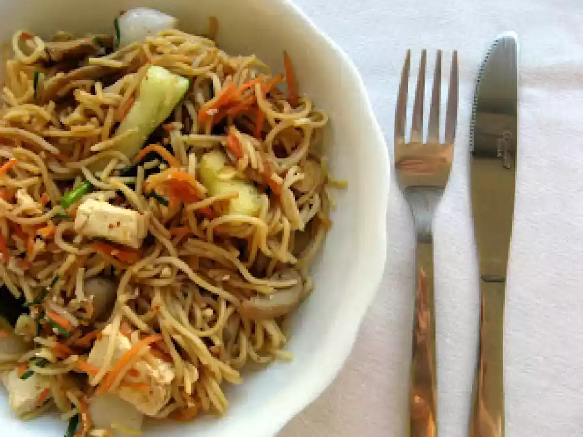 Noodles com vegetais e tofu