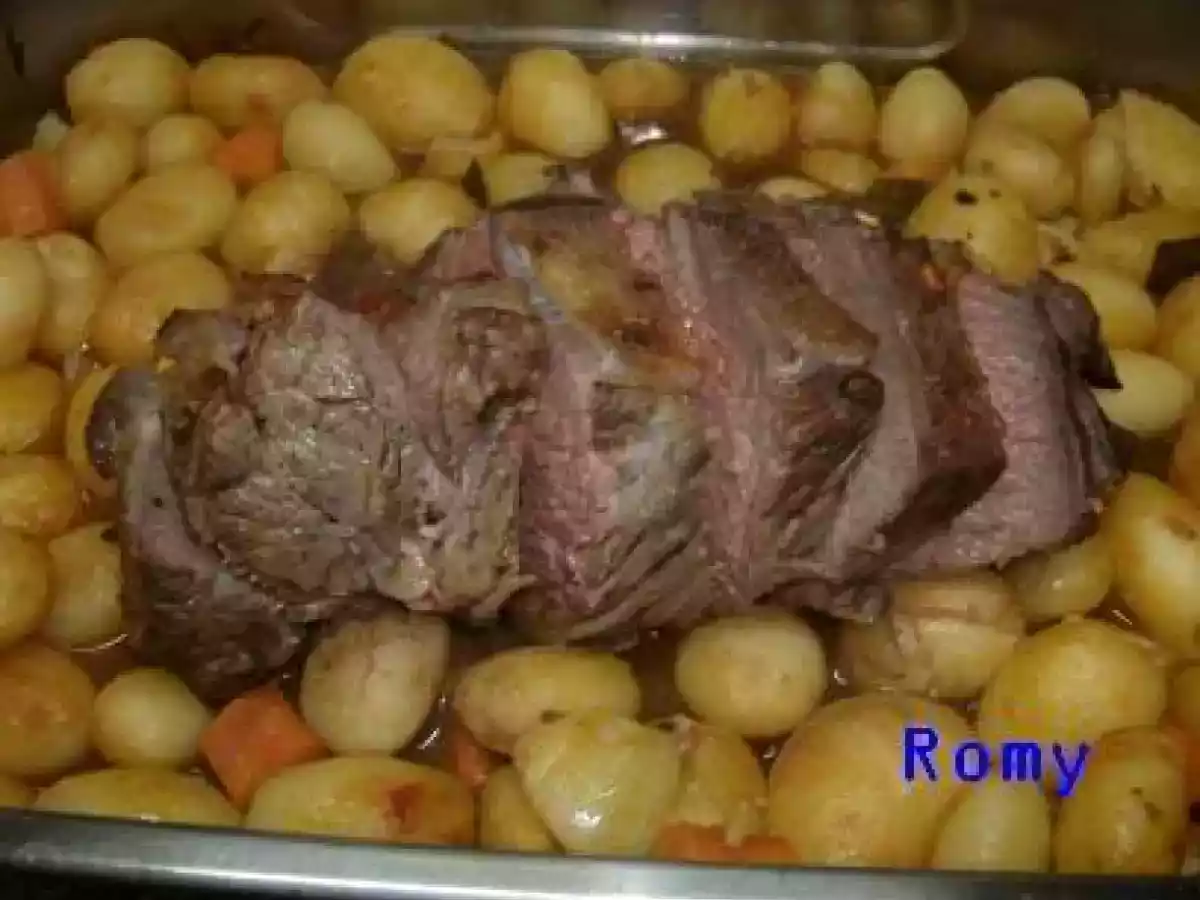Novilho assado no forno com batatas