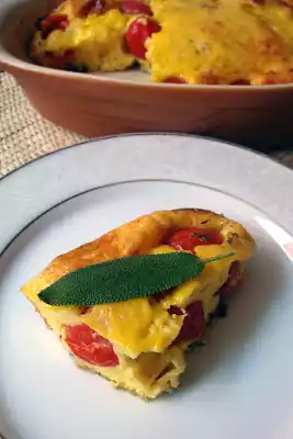 Omelete assada com tomate uva e sálvia