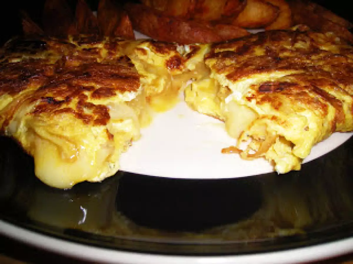 Omelete de alho e cebola caramelizada com queijo - foto 2