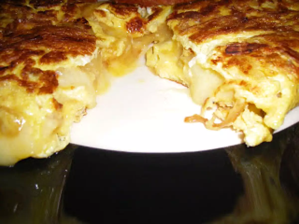 Omelete de alho e cebola caramelizada com queijo - foto 3
