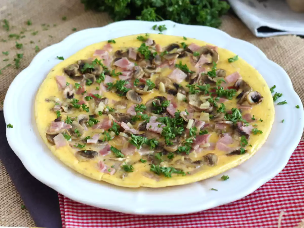 Omelete de cogumelo, fiambre e salsa