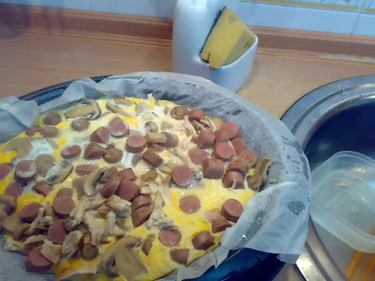OMELETE DE FRANGO, COGUMELOS E SALSICHAS