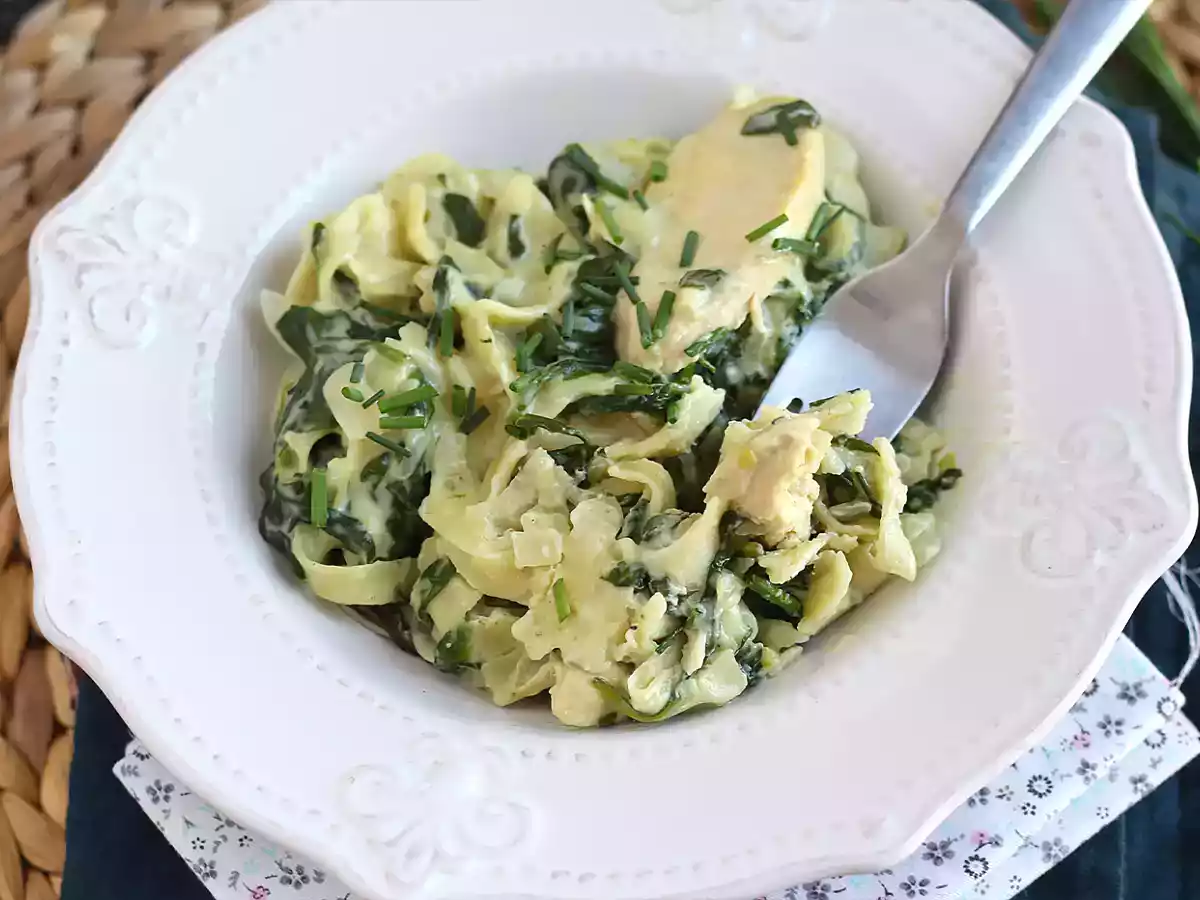 One pot pasta frango, espinafre e queijo
