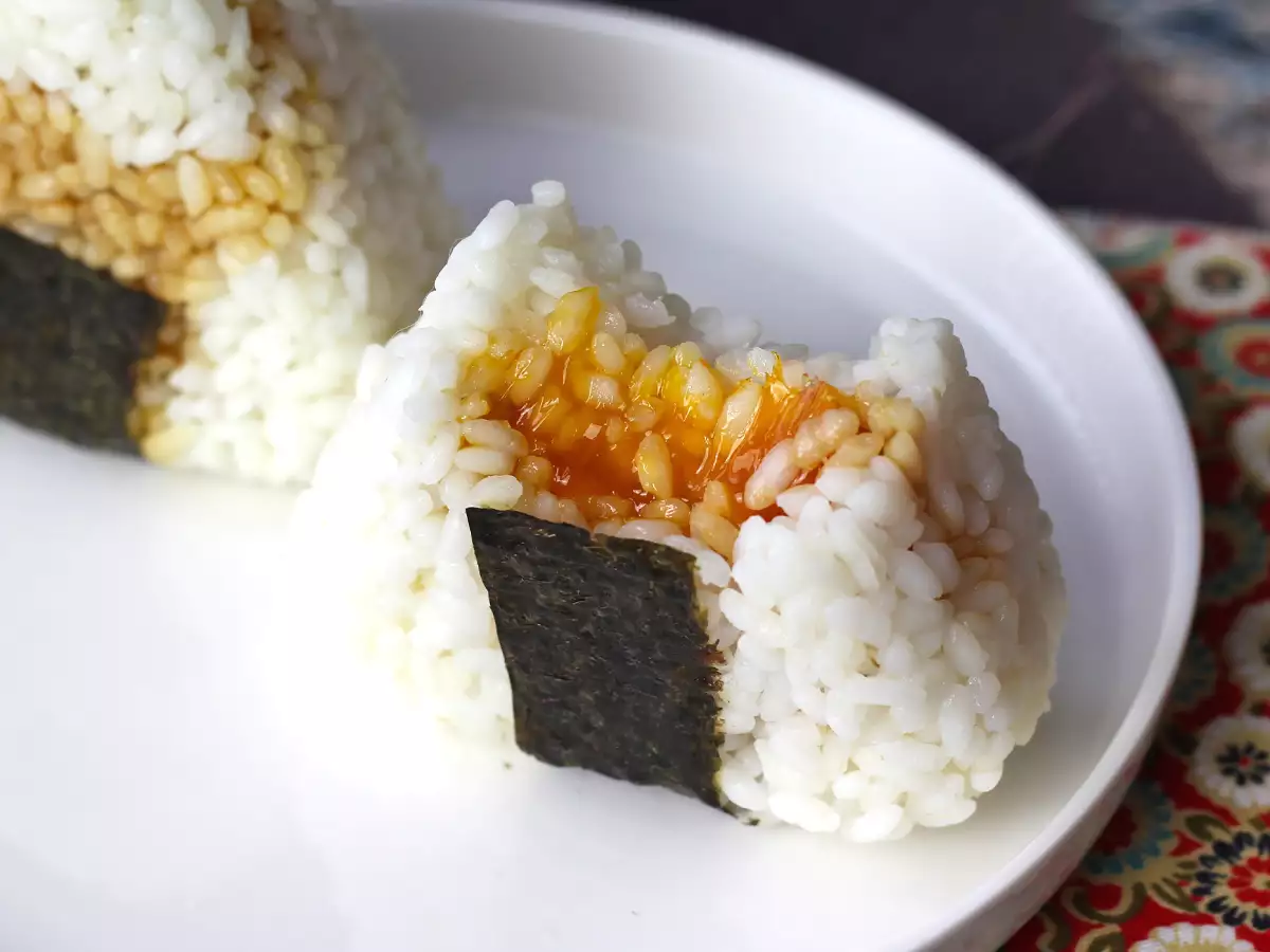 Onigiri com gemas de ovo curadas no molho de soja