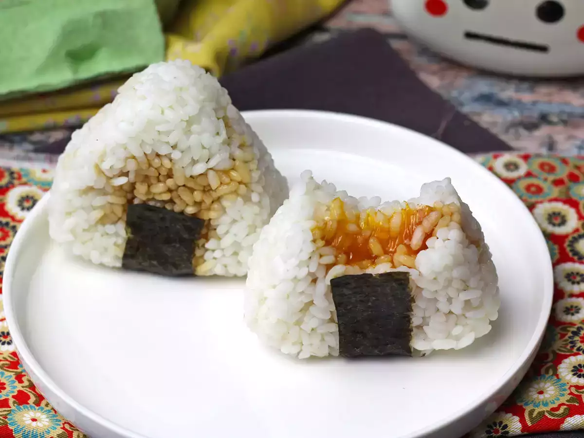 Onigiri com gemas de ovo curadas no molho de soja - foto 2
