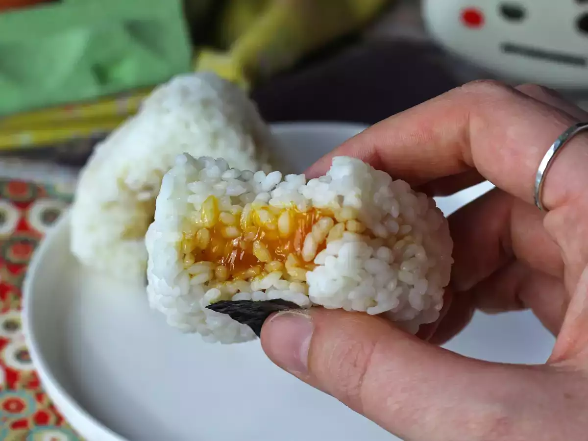 Onigiri com gemas de ovo curadas no molho de soja - foto 3