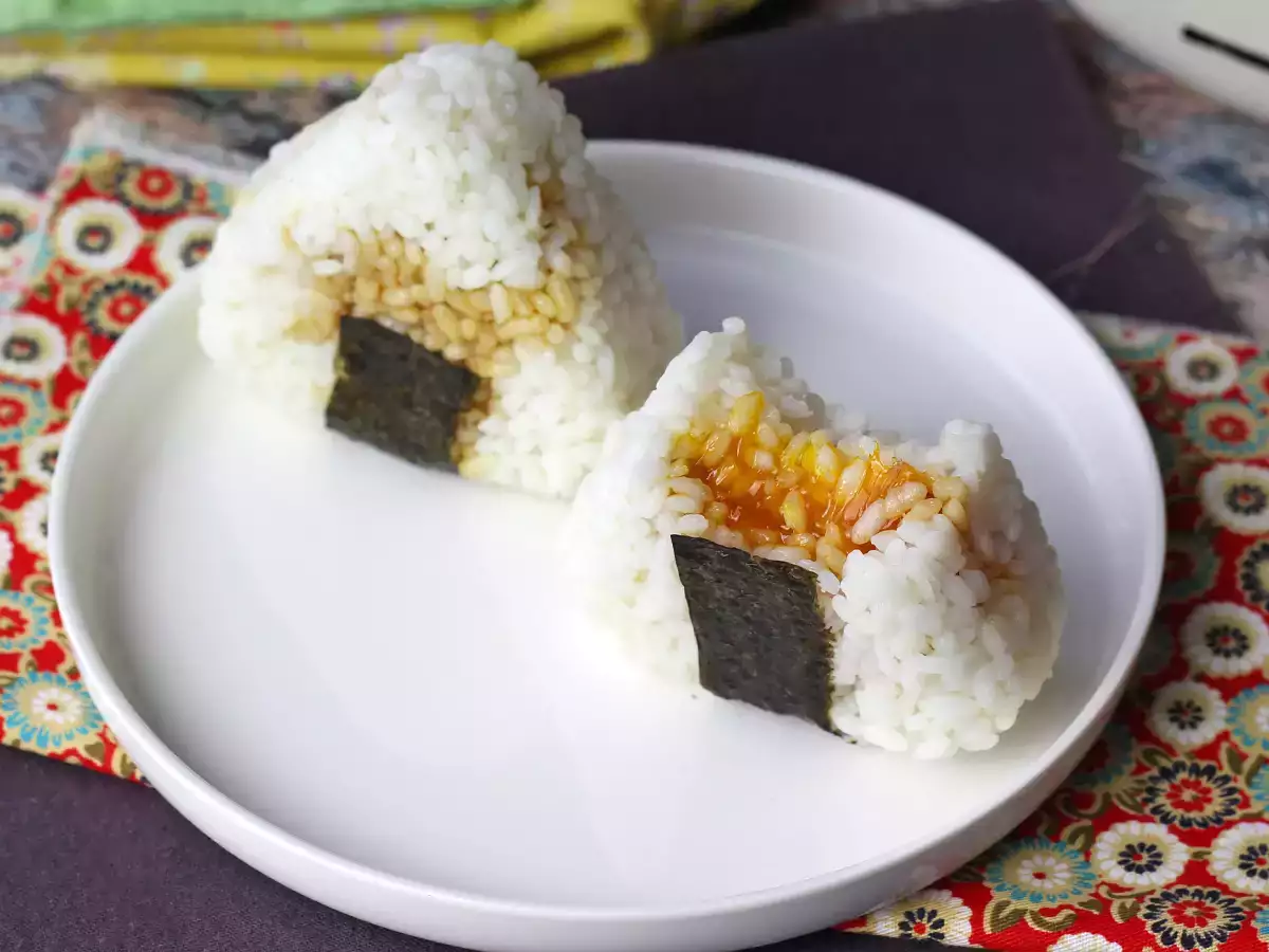 Onigiri com gemas de ovo curadas no molho de soja - foto 8