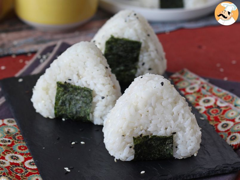 Onigiri de atum, o pequeno sanduíche triangular de arroz japonês - おにぎり - foto 2