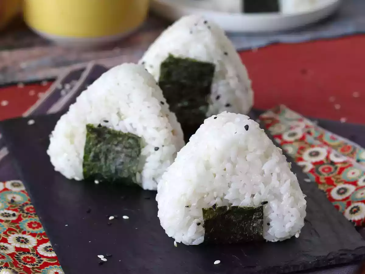 Onigiri de atum, o pequeno sanduíche triangular de arroz japonês - おにぎり - foto 2