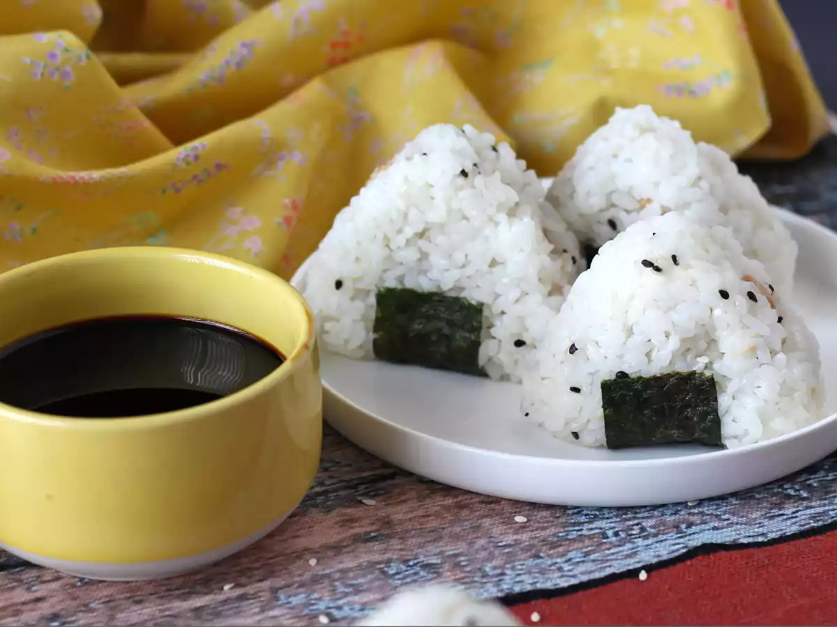 Onigiri de atum, o pequeno sanduíche triangular de arroz japonês - おにぎり - foto 3