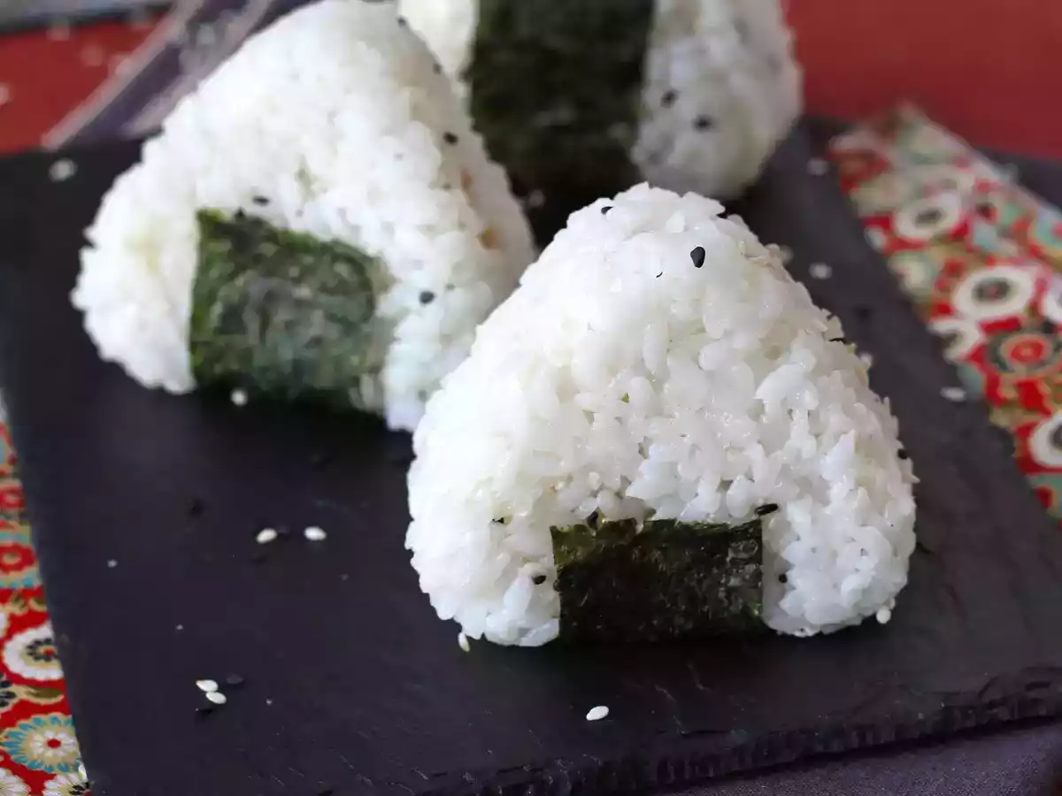 Onigiri de atum, o pequeno sanduíche triangular de arroz japonês - おにぎり - foto 4