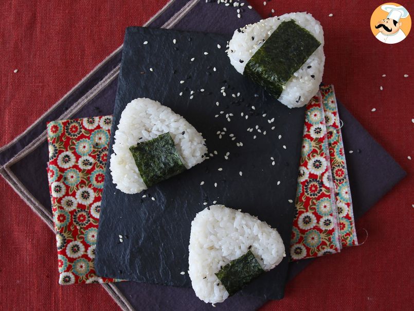 Onigiri de atum, o pequeno sanduíche triangular de arroz japonês - おにぎり - foto 5