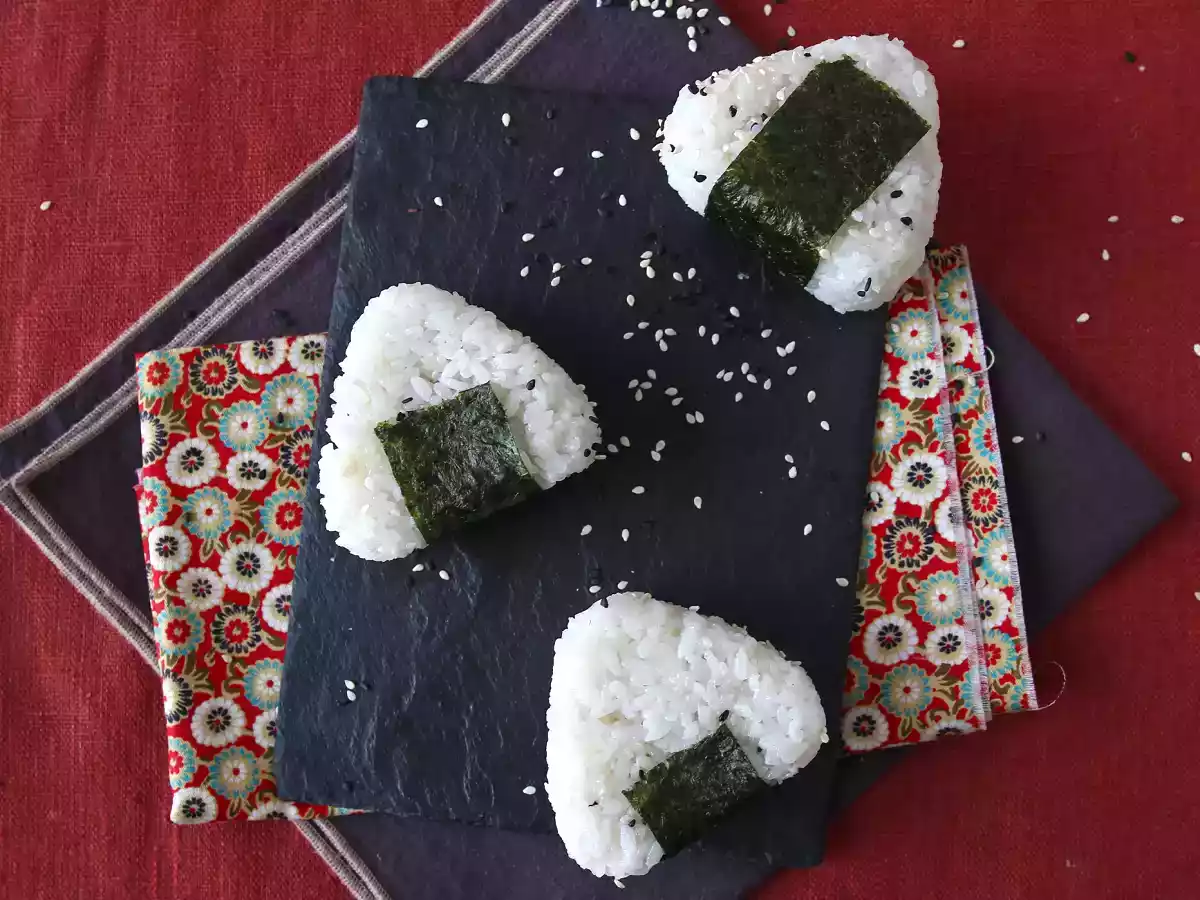 Onigiri de atum, o pequeno sanduíche triangular de arroz japonês - おにぎり - foto 5