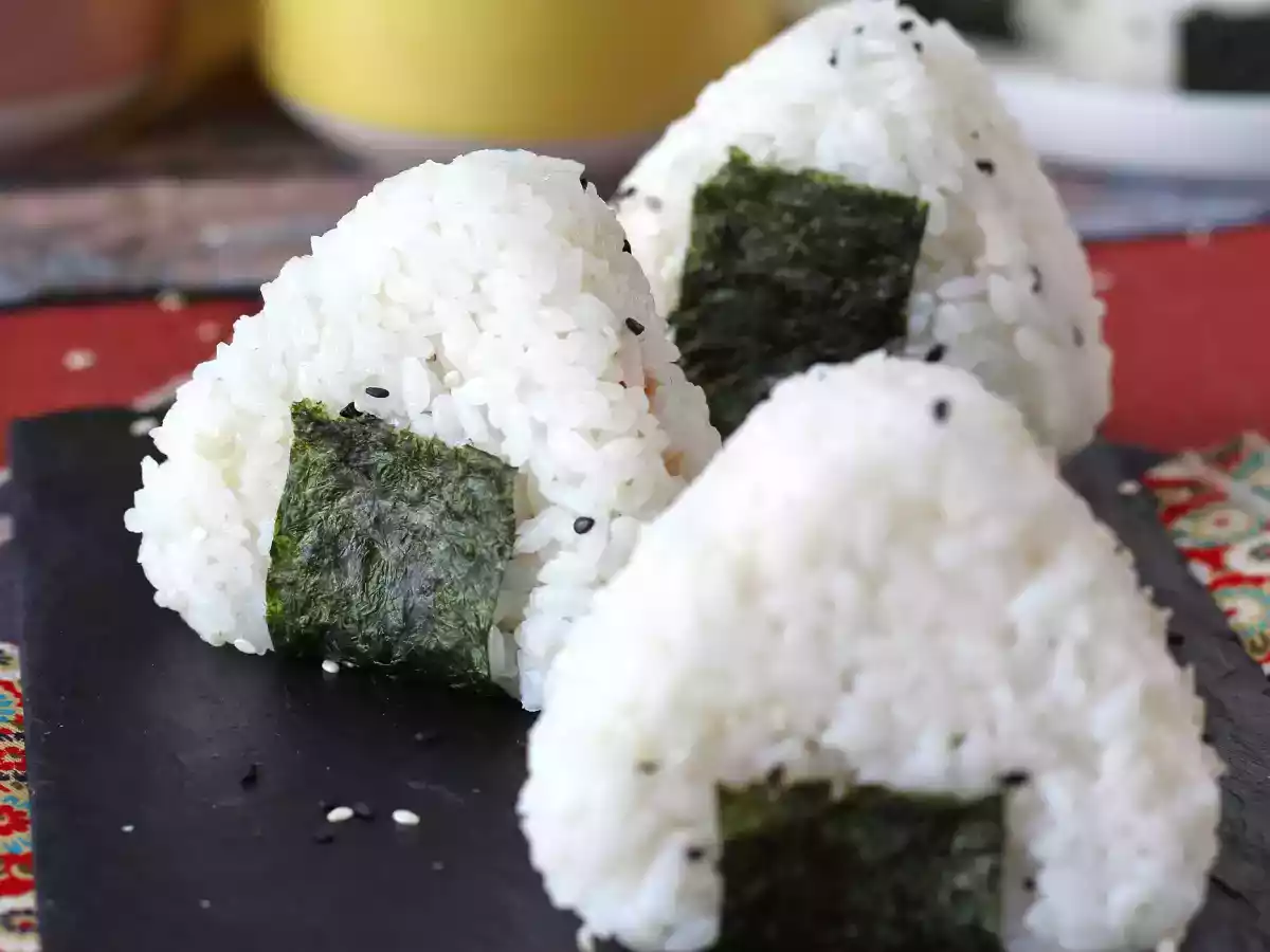 Onigiri de atum, o pequeno sanduíche triangular de arroz japonês - おにぎり - foto 6