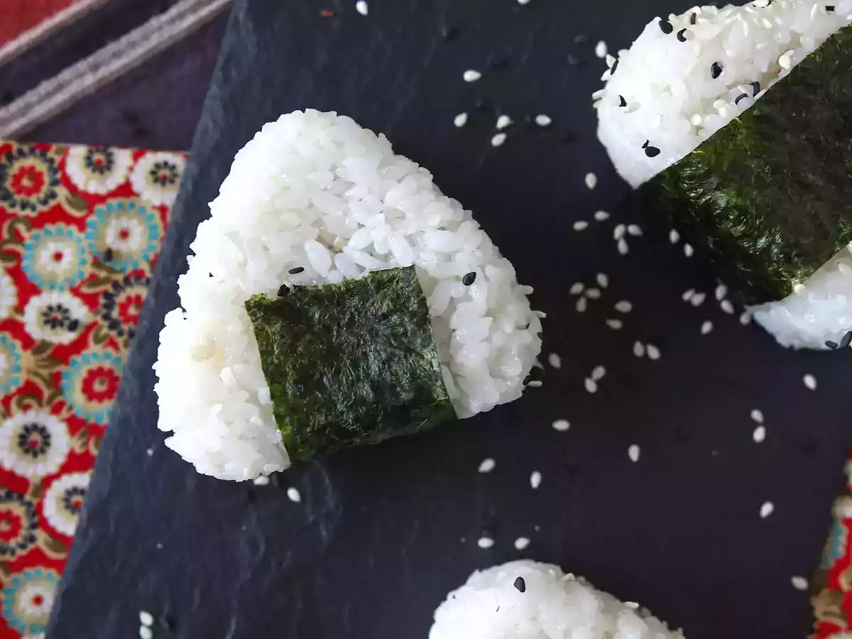 Onigiri de atum, o pequeno sanduíche triangular de arroz japonês - おにぎり - foto 7