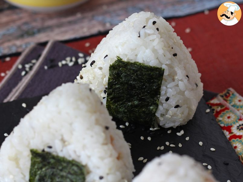 Onigiri de atum, o pequeno sanduíche triangular de arroz japonês - おにぎり - foto 8