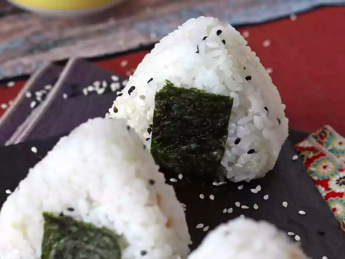 Onigiri de atum, o pequeno sanduíche triangular de arroz japonês - おにぎり - foto 8