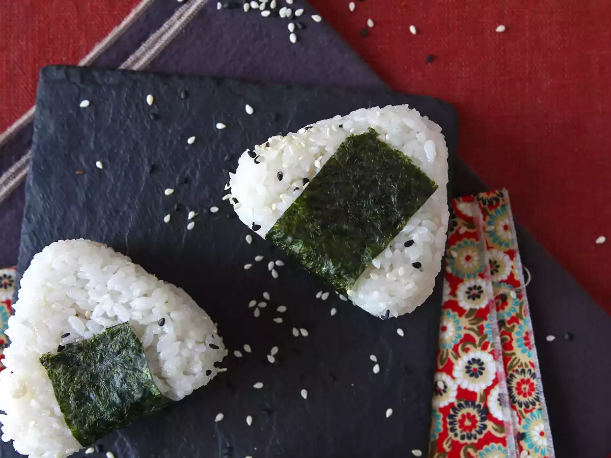 Onigiri de atum, o pequeno sanduíche triangular de arroz japonês - おにぎり - foto 9