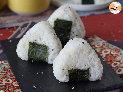 Onigiri de atum, o pequeno sanduíche triangular de arroz japonês - おにぎり - foto 2