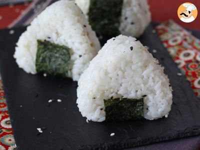 Onigiri de atum, o pequeno sanduíche triangular de arroz japonês - おにぎり - foto 4