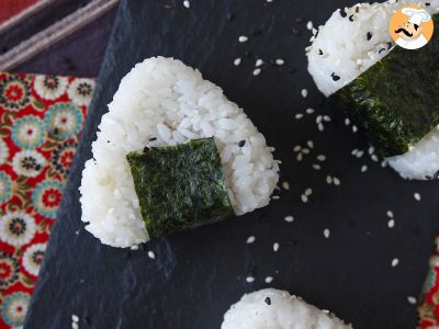 Onigiri de atum, o pequeno sanduíche triangular de arroz japonês - おにぎり - foto 7