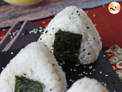 Onigiri de atum, o pequeno sanduíche triangular de arroz japonês - おにぎり - foto 8