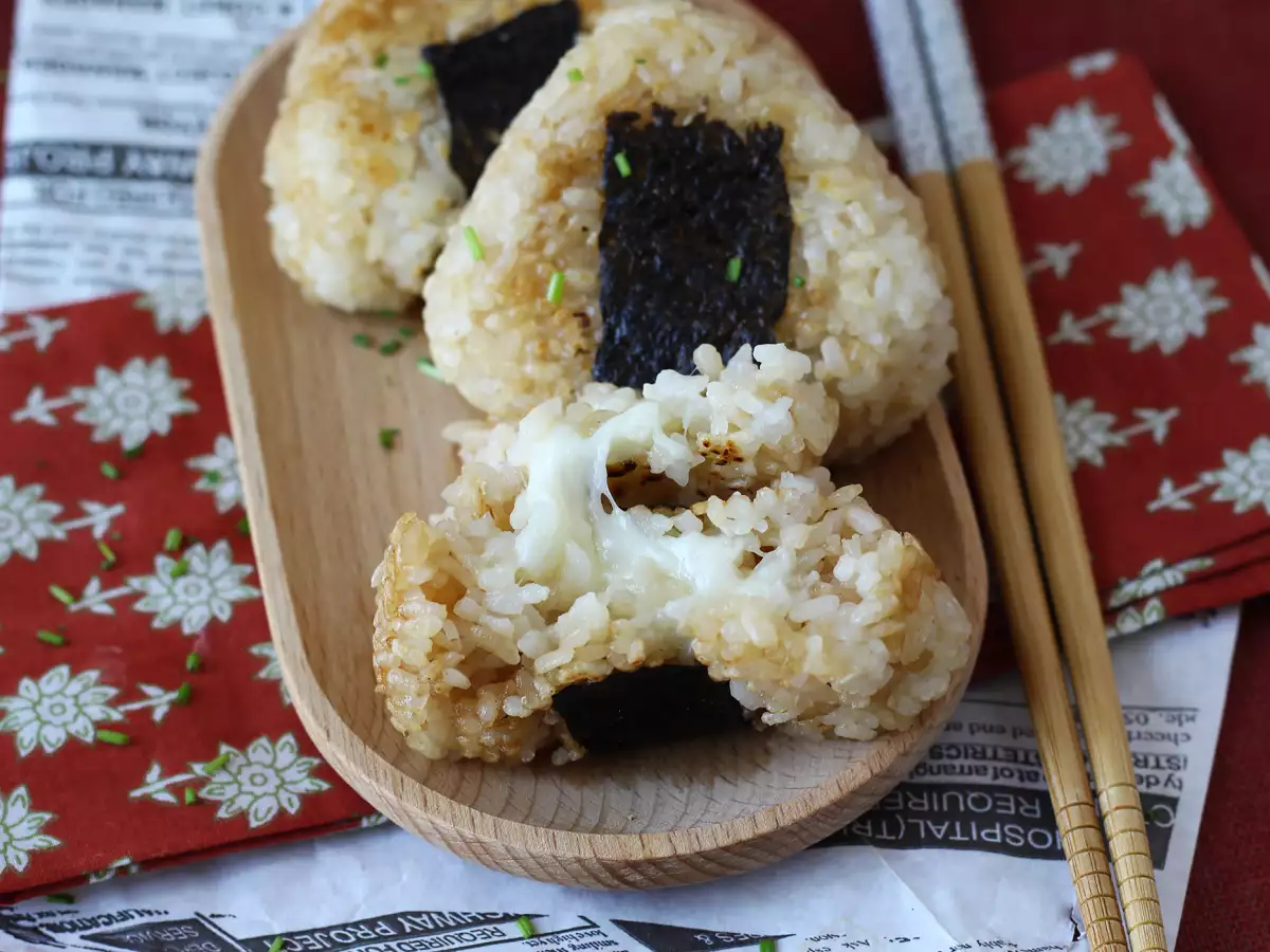Onigiri grelhados recheados com queijo derretido: vocês vão devorá-los! - foto 6